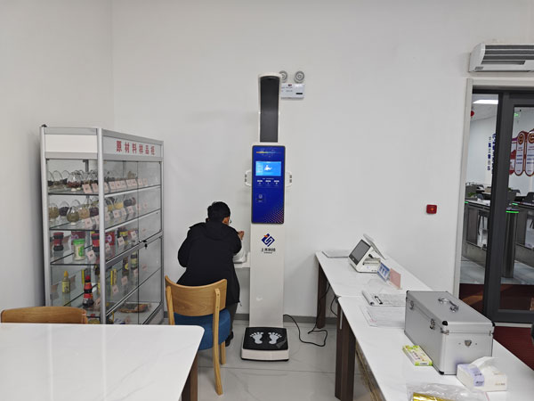 智能身高體重一體機(jī)使用實(shí)拍